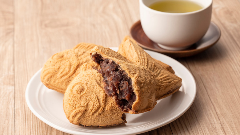 Taiyaki and tea on plates