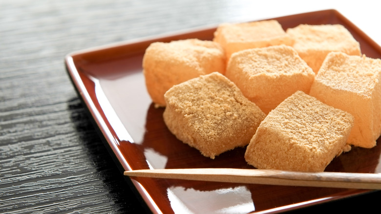 Warabi mochi on plate