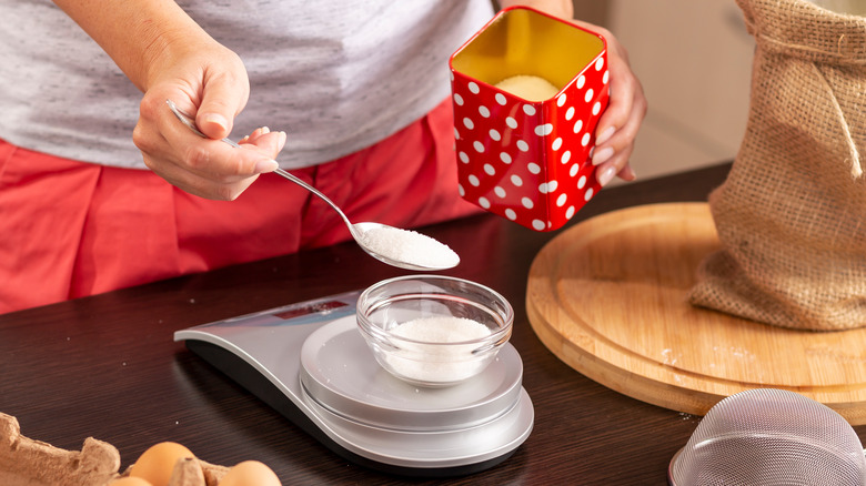 Measuring sugar on a scale