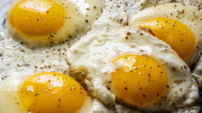 Seasoned fried eggs