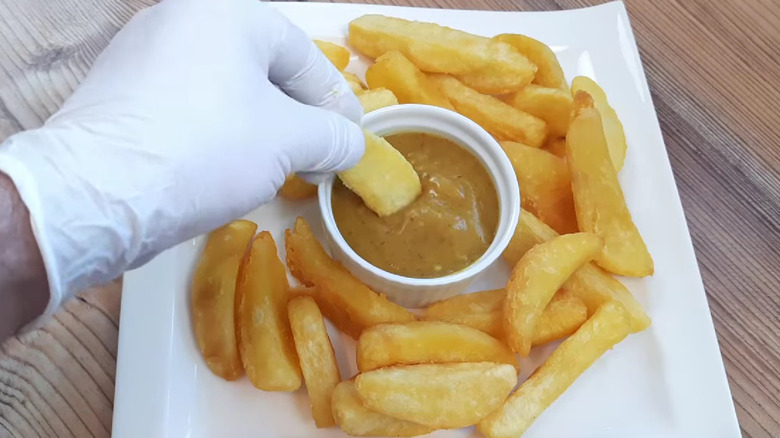 Chips and curry sauce