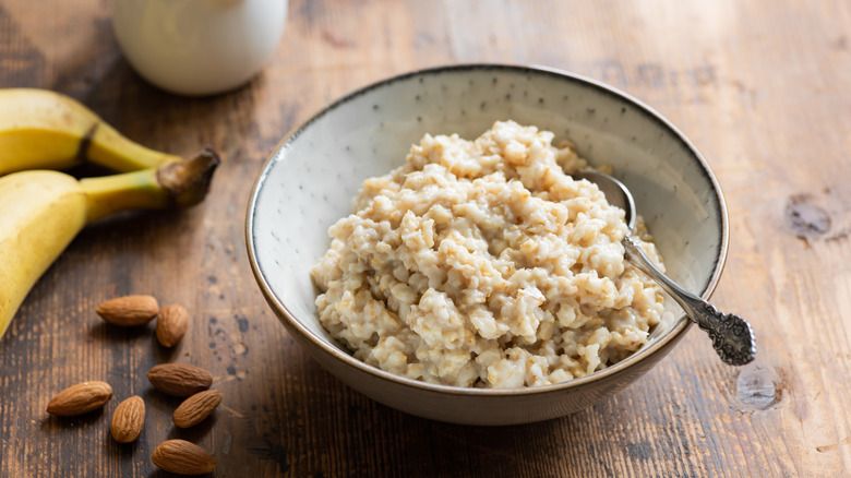 oatmeal with bananas and almonds