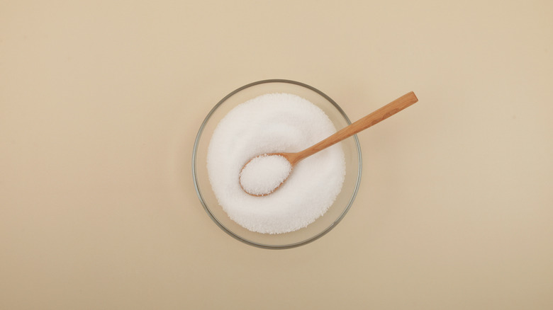 artificial sweetener in bowl