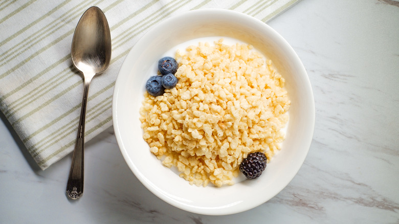 puffed rice with berries