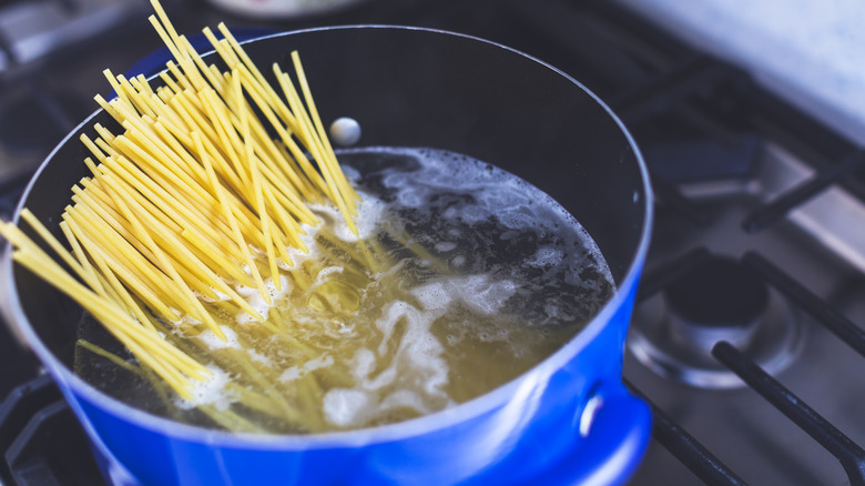 spaghetti in pot with water