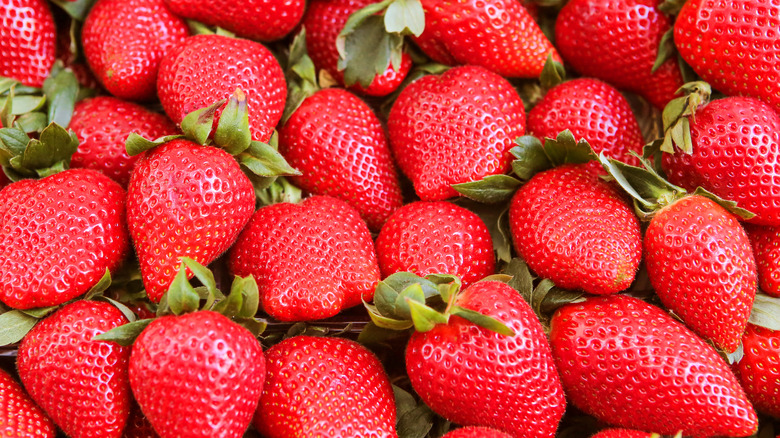 pile of strawberries 