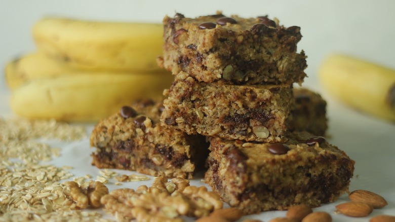 Moist granola bars with banana