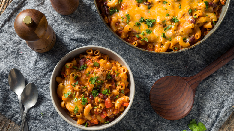 cheesy macaroni chili bowl