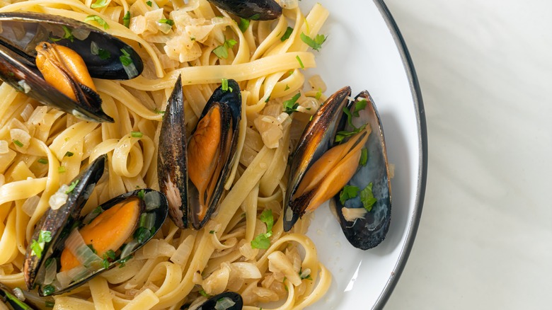 Linguine with mussels