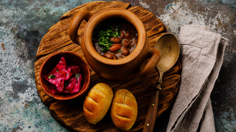 lobio pot with red cabbage and bread