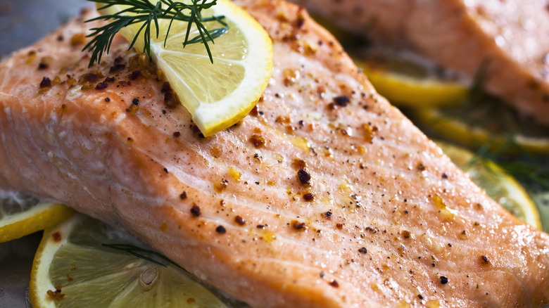 baked salmon with lemon slices