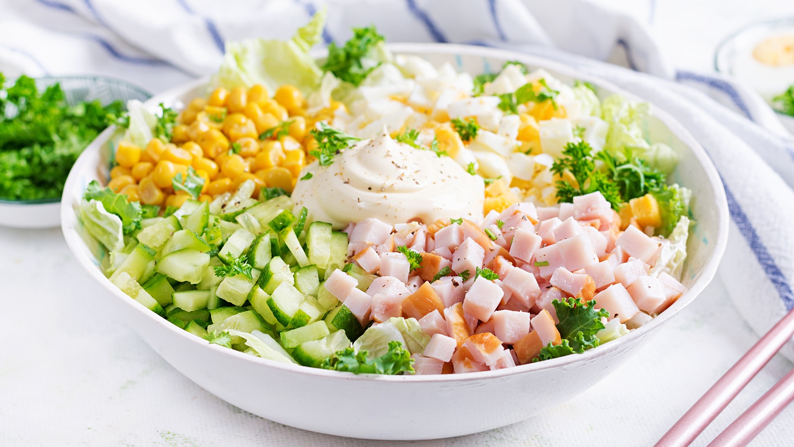 https://www.thedailymeal.com/img/gallery/13-chopped-salad-mistakes-youre-probably-making/l-intro-1693498375.jpg