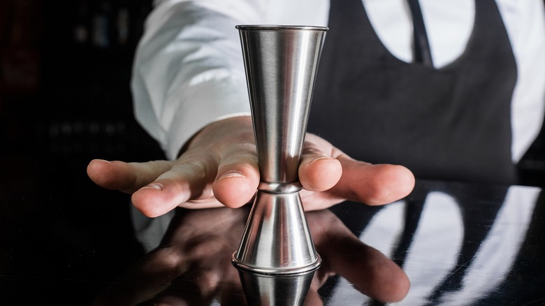 https://www.thedailymeal.com/img/gallery/13-cocktail-making-hacks-that-are-sure-to-make-life-easier/use-a-jigger-and-measure-measure-measure-1687787445.jpg