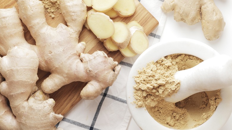 Fresh ginger slices and powder