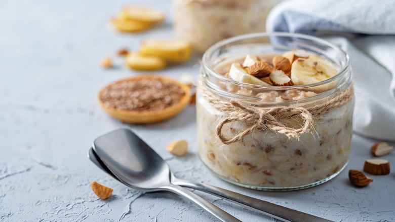 Overnight oats with almonds