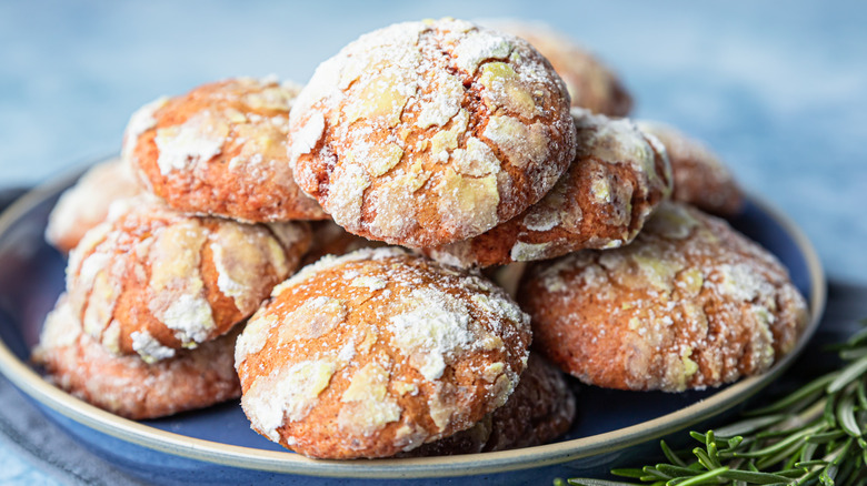 Mimosa cookies with rosemary