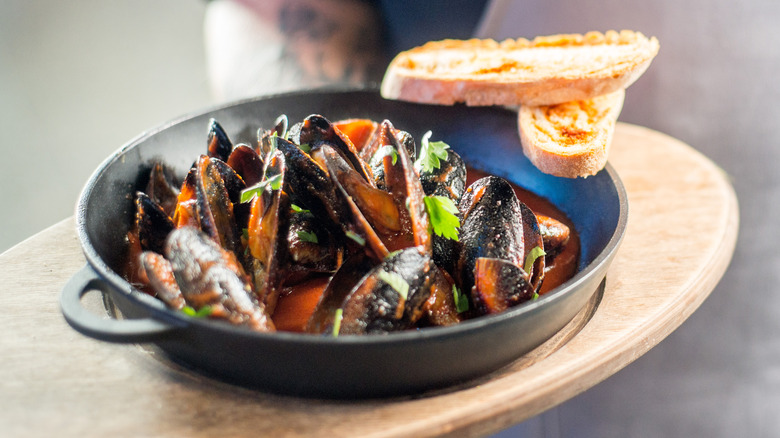 Steamed mussels with bread