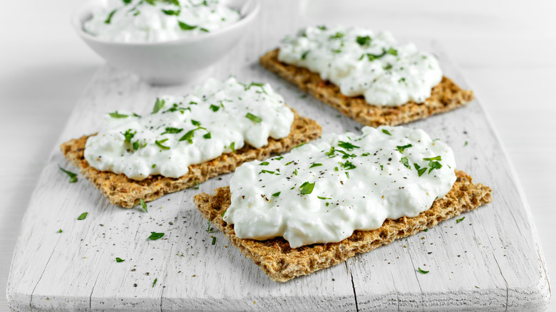 Crispbread with cheese topping