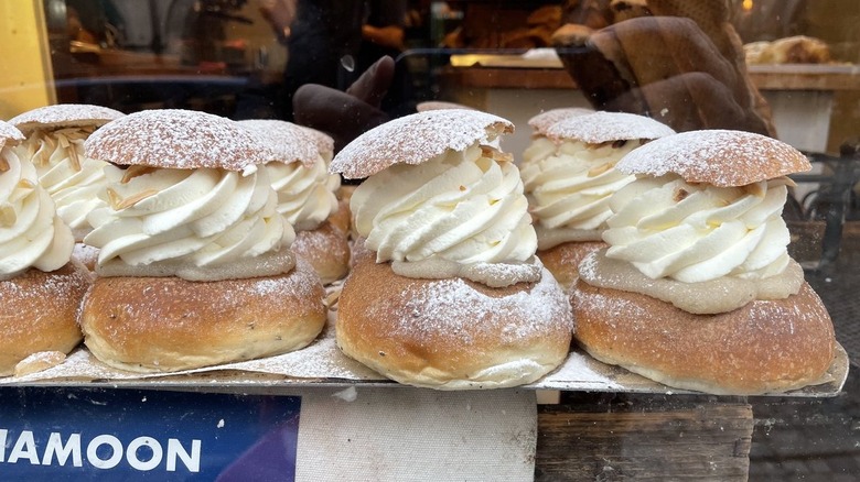 Row of cream-filled semla on table