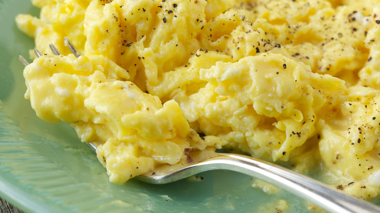 scrambled eggs with fork