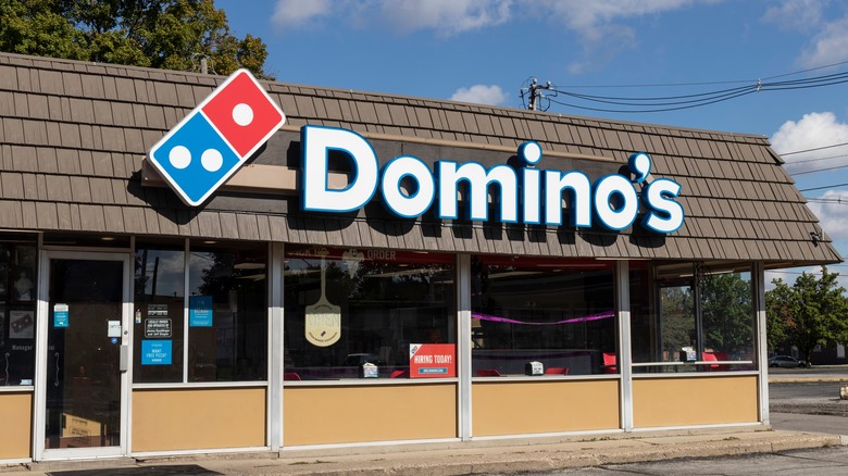 Domino's restaurant exterior