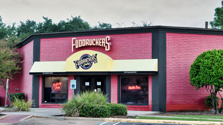 Fuddruckers restaurant exterior