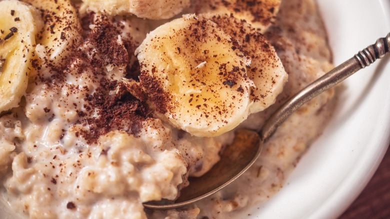 oatmeal with bananas and cinnamon