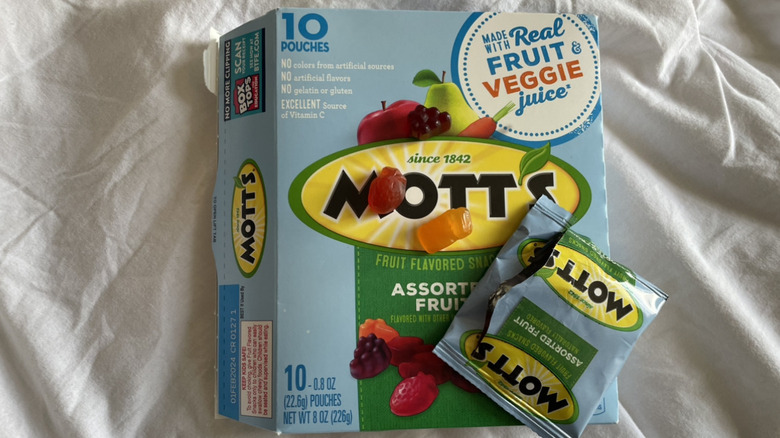 Mott's fruit snacks package