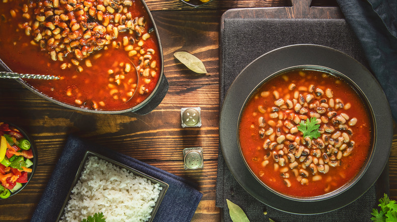 Bblack-eyed peas in tomato sauce