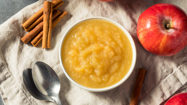 Bowl of applesauce with apples