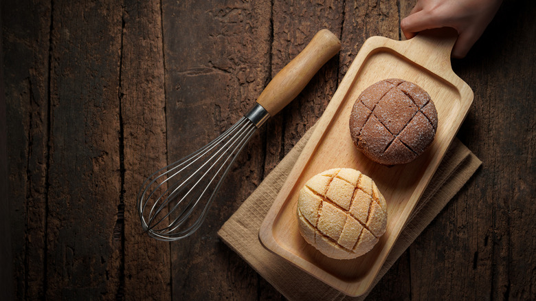 Chocolate and vanilla melon buns