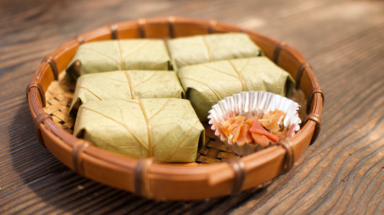 Basket with several wrapped kakinoha-zushi 