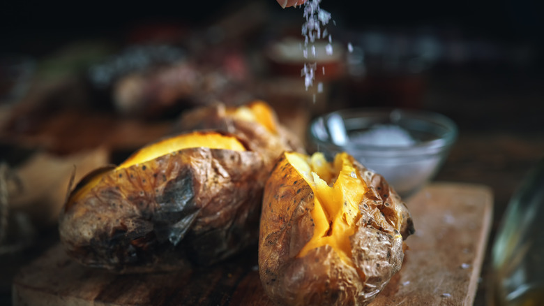 baked potatoes with salt