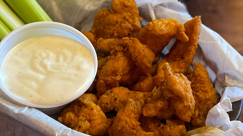 Fried chicken wings with celery