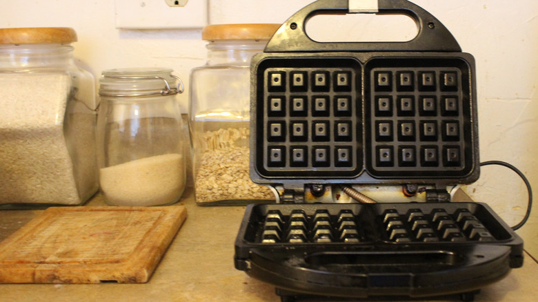 Open waffle iron appliance