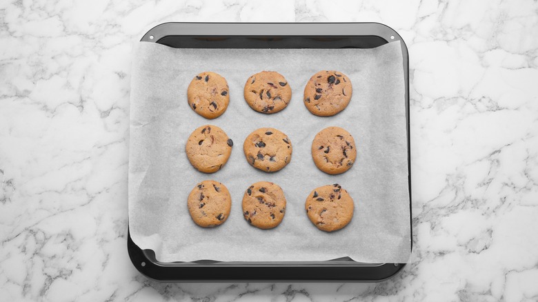 Baking pan with chocolate chip cookies