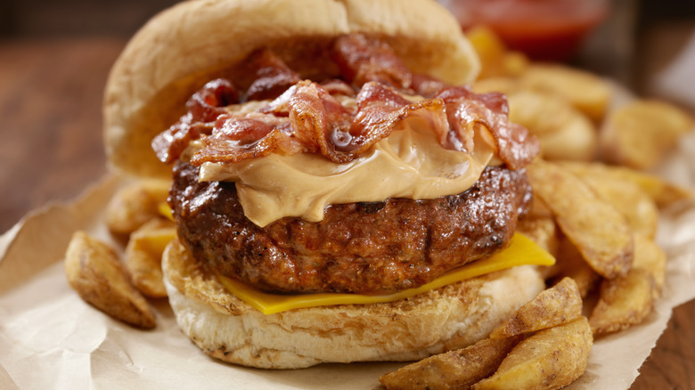 Bacon cheeseburger with potato wedges