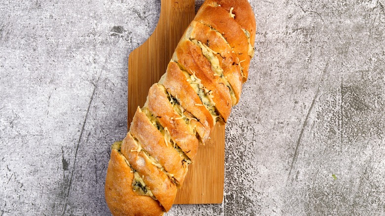 Brazilian-style garlic bread