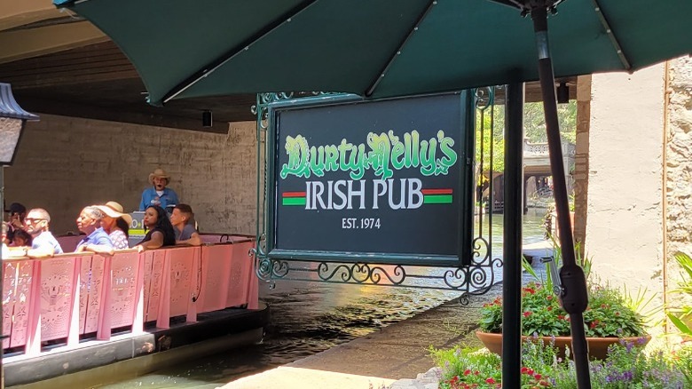 Durty Nelly's River Walk signage