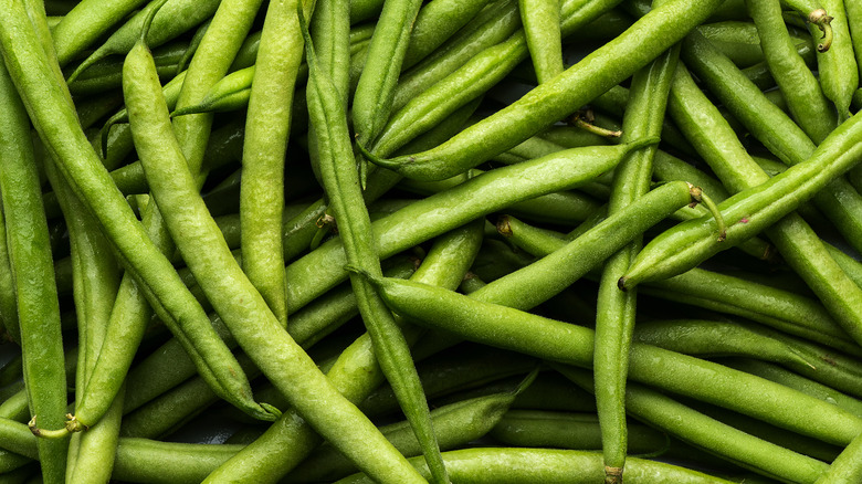 fresh, raw green beans