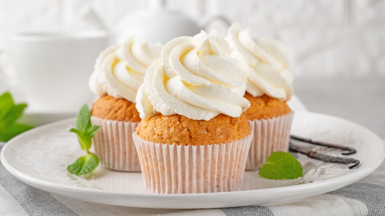 cupcakes with cream cheese frosting