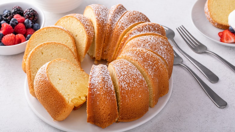 pound cake with powdered sugar