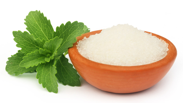 stevia leaves and powdered stevia