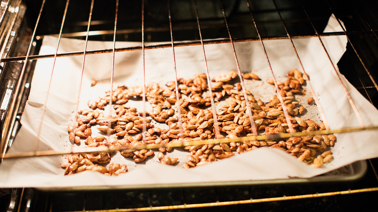 Roasting pumpkin seeds in oven