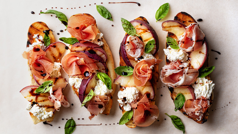 peach bruschetta