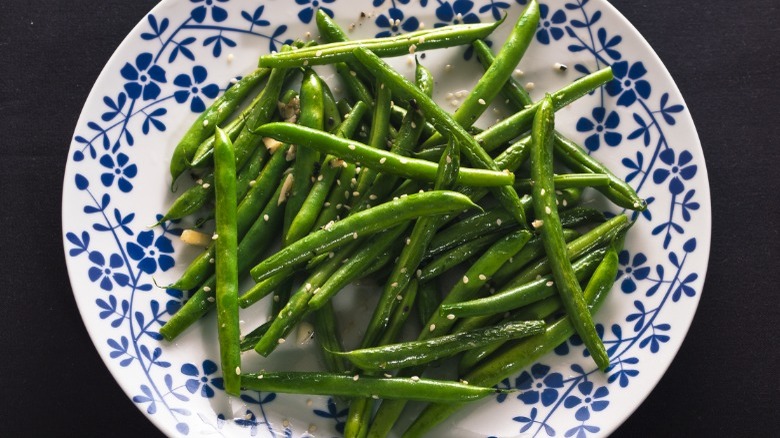 Green beans with sesame seeds