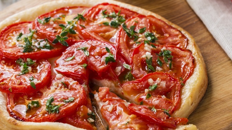 Round tomato pie