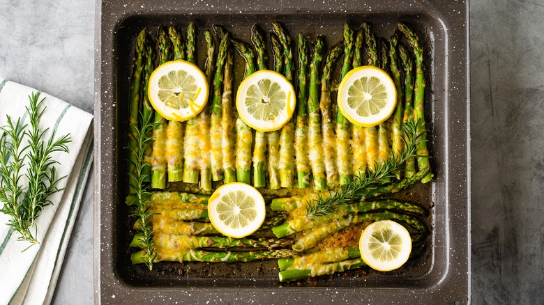 asparagus, lemons in Baking pan