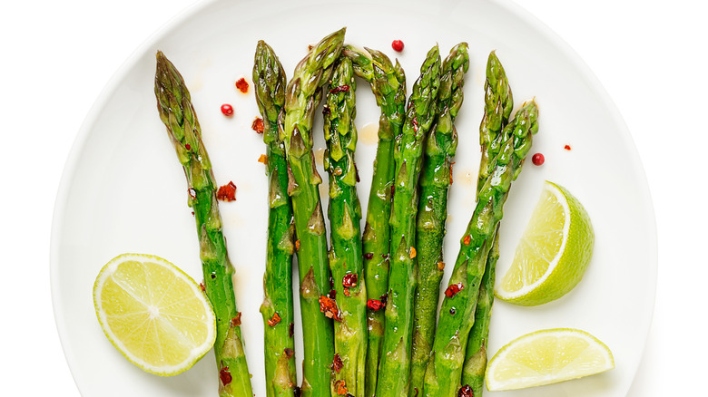 asparagus with vinaigrette and lemons