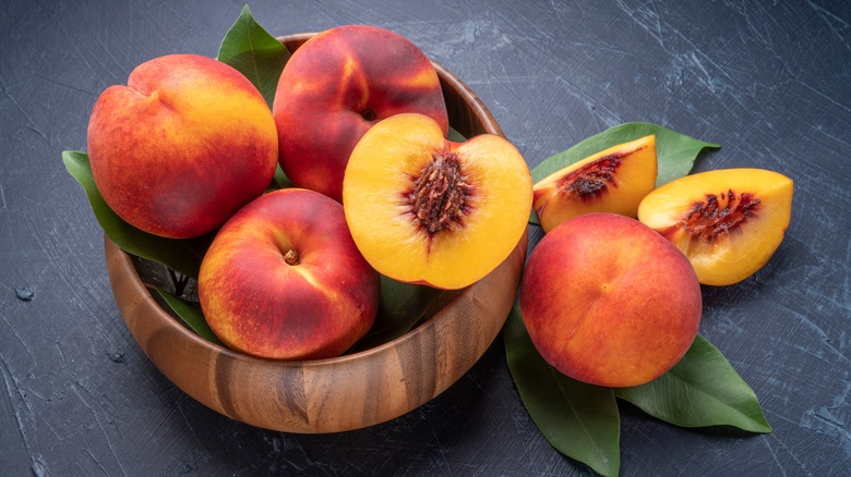 whole and cut peaches 